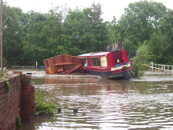 Oasis Too at rest on the handrails round Pershore Weir